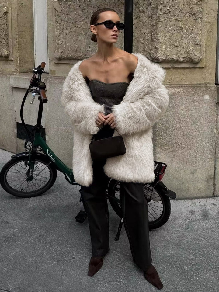 Manteau en imitation fourrure avec un col volumineux