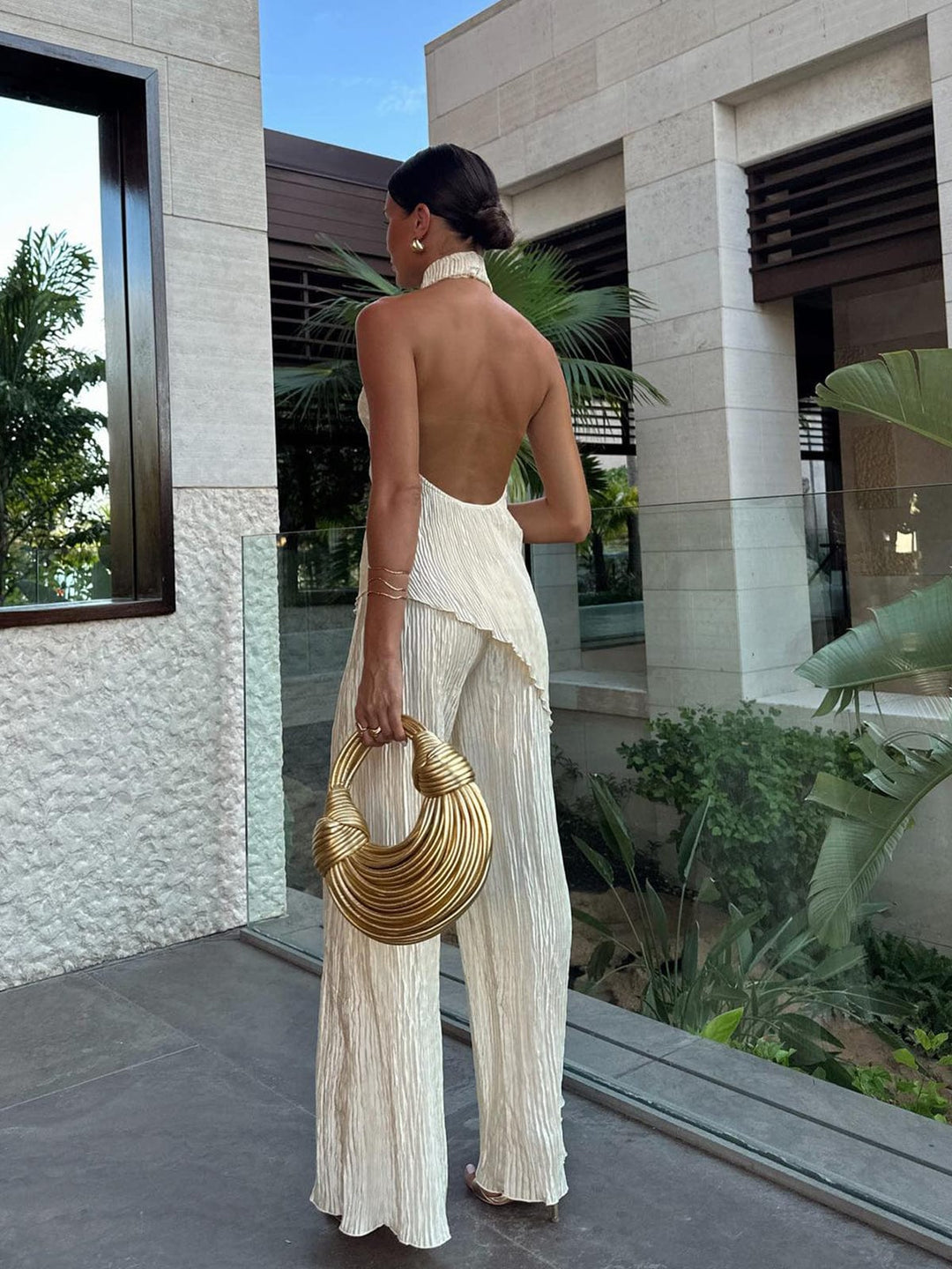 Ensemble avec haut dos-nu et pantalon plissé
