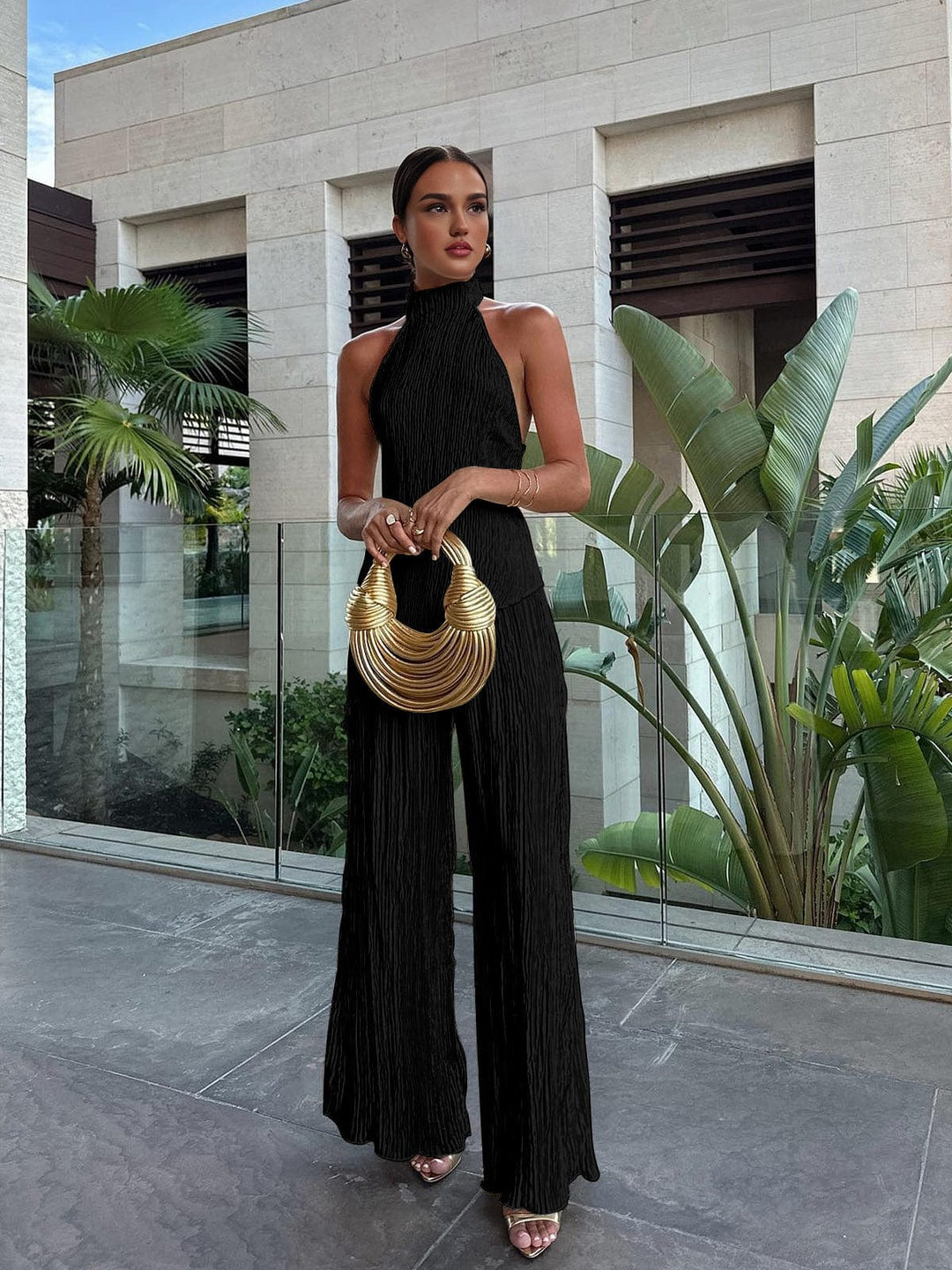 Ensemble avec haut dos-nu et pantalon plissé
