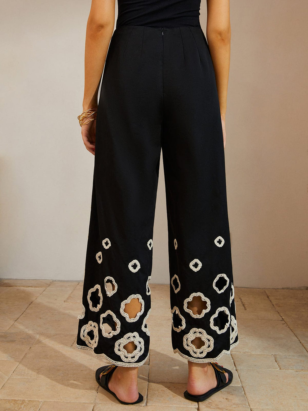 Pantalon Court en Coton avec Broderie Élégante – Style Décontracté