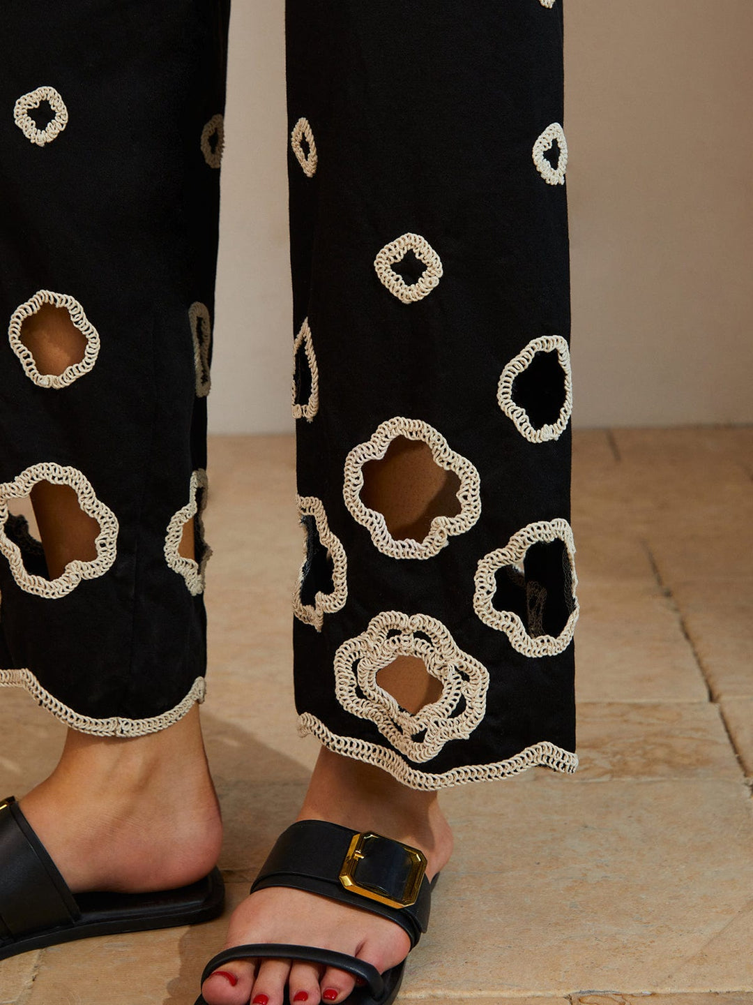 Pantalon Court en Coton avec Broderie Élégante – Style Décontracté