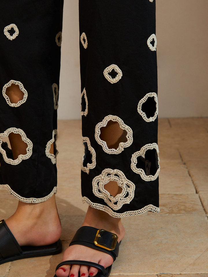 Pantalon Court en Coton avec Broderie Élégante – Style Décontracté