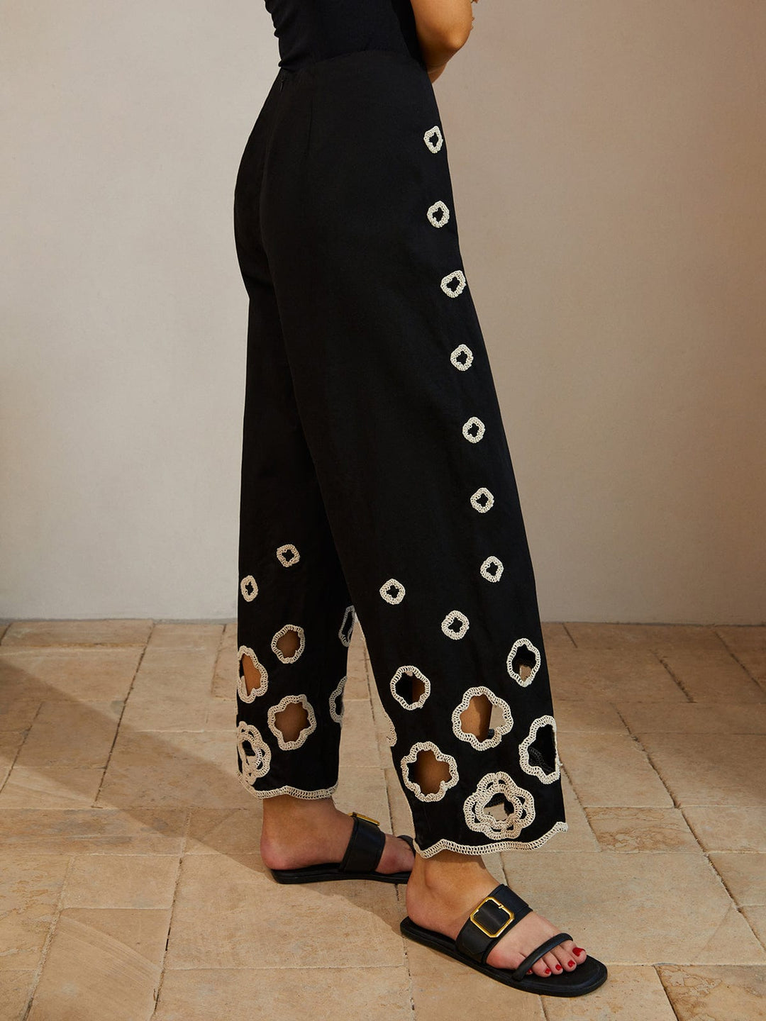 Pantalon Court en Coton avec Broderie Élégante – Style Décontracté