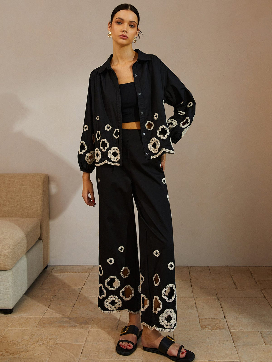 Pantalon Court en Coton avec Broderie Élégante – Style Décontracté