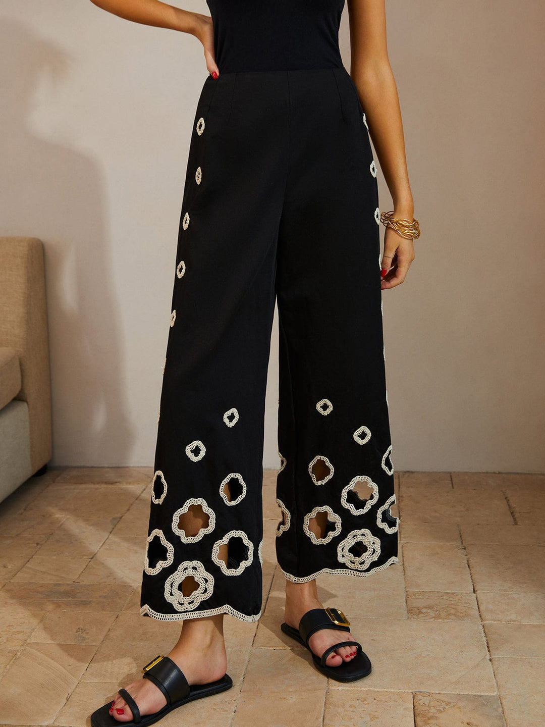 Pantalon Court en Coton avec Broderie Élégante – Style Décontracté
