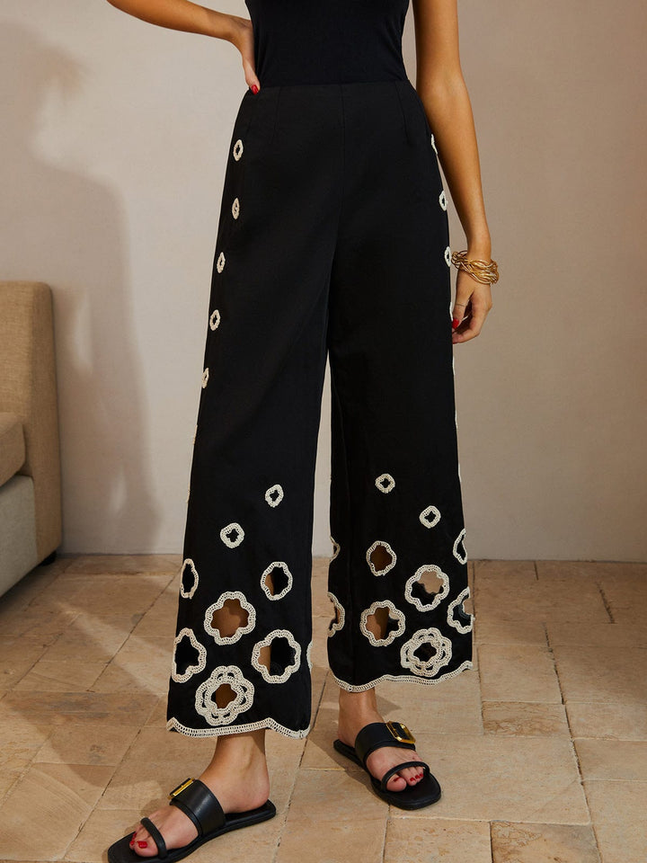 Pantalon Court en Coton avec Broderie Élégante – Style Décontracté