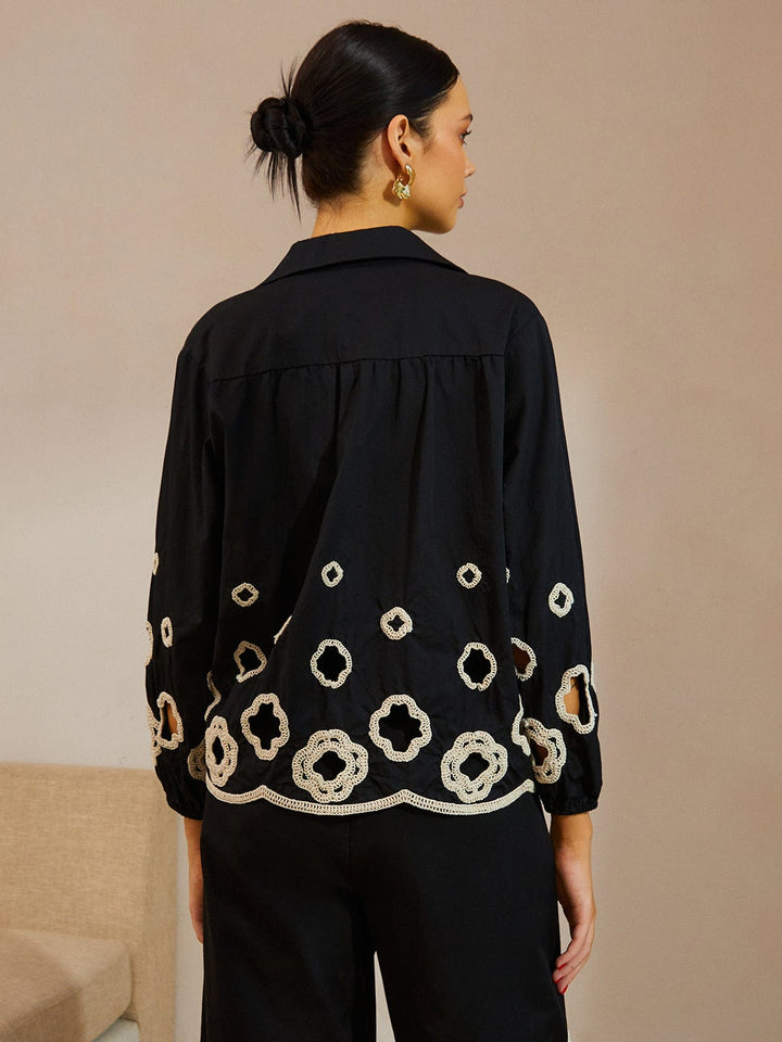 Blouse à rond ouvert brodée