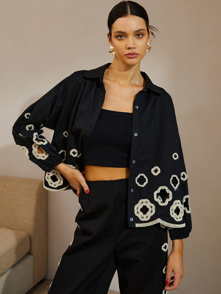 Blouse à rond ouvert brodée