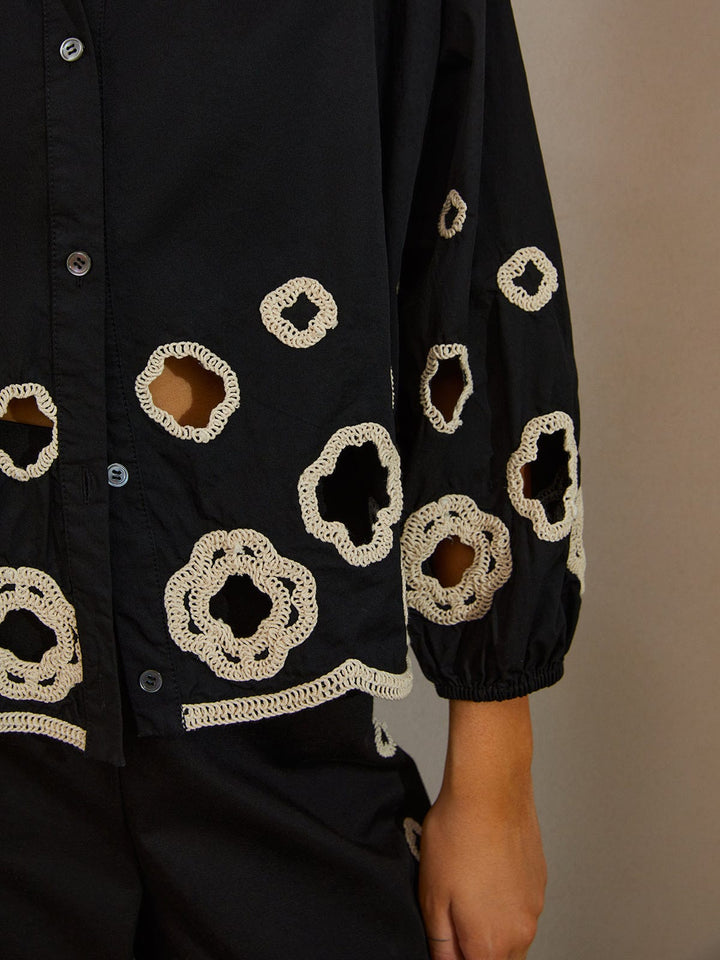 Blouse à rond ouvert brodée