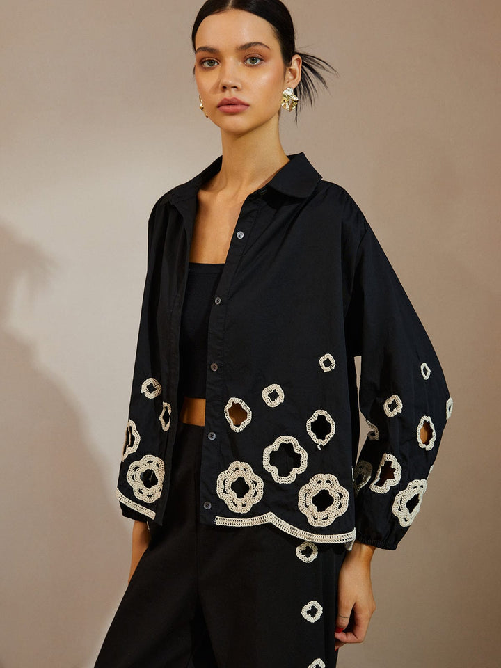 Blouse à rond ouvert brodée