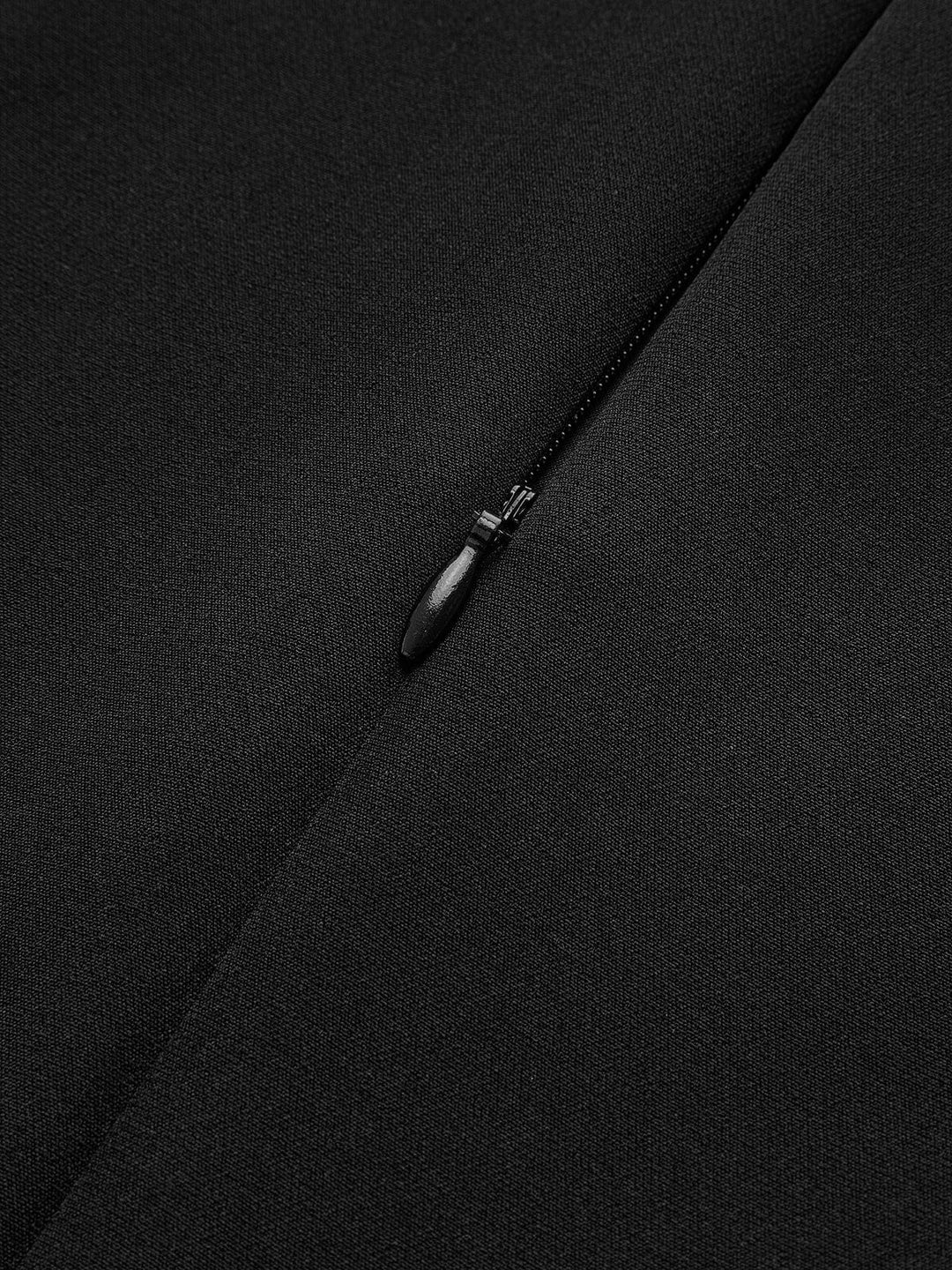 Robe courte plissée à col ras du cou – Élégance et confort