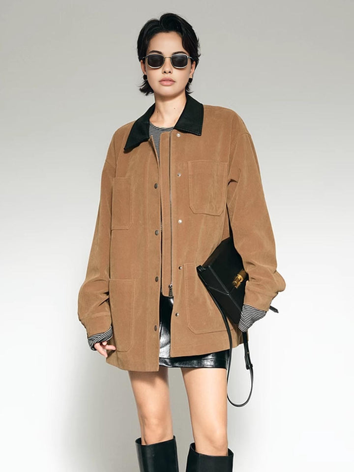 Blazer en daim avec un col contrasté.