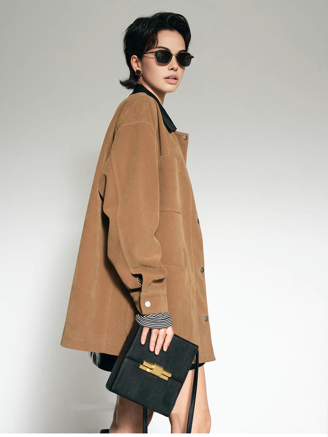 Blazer en daim avec un col contrasté.