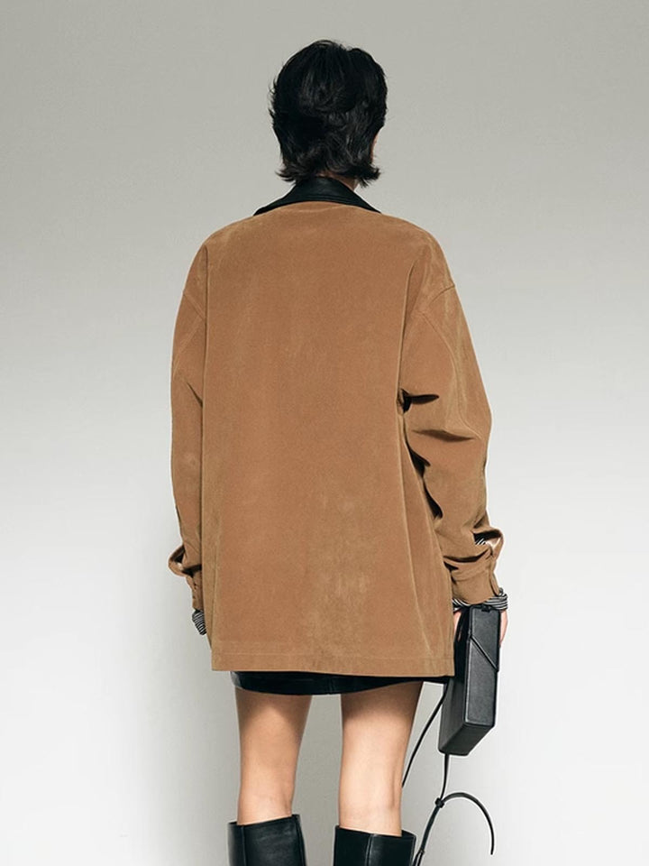 Blazer en daim avec un col contrasté.
