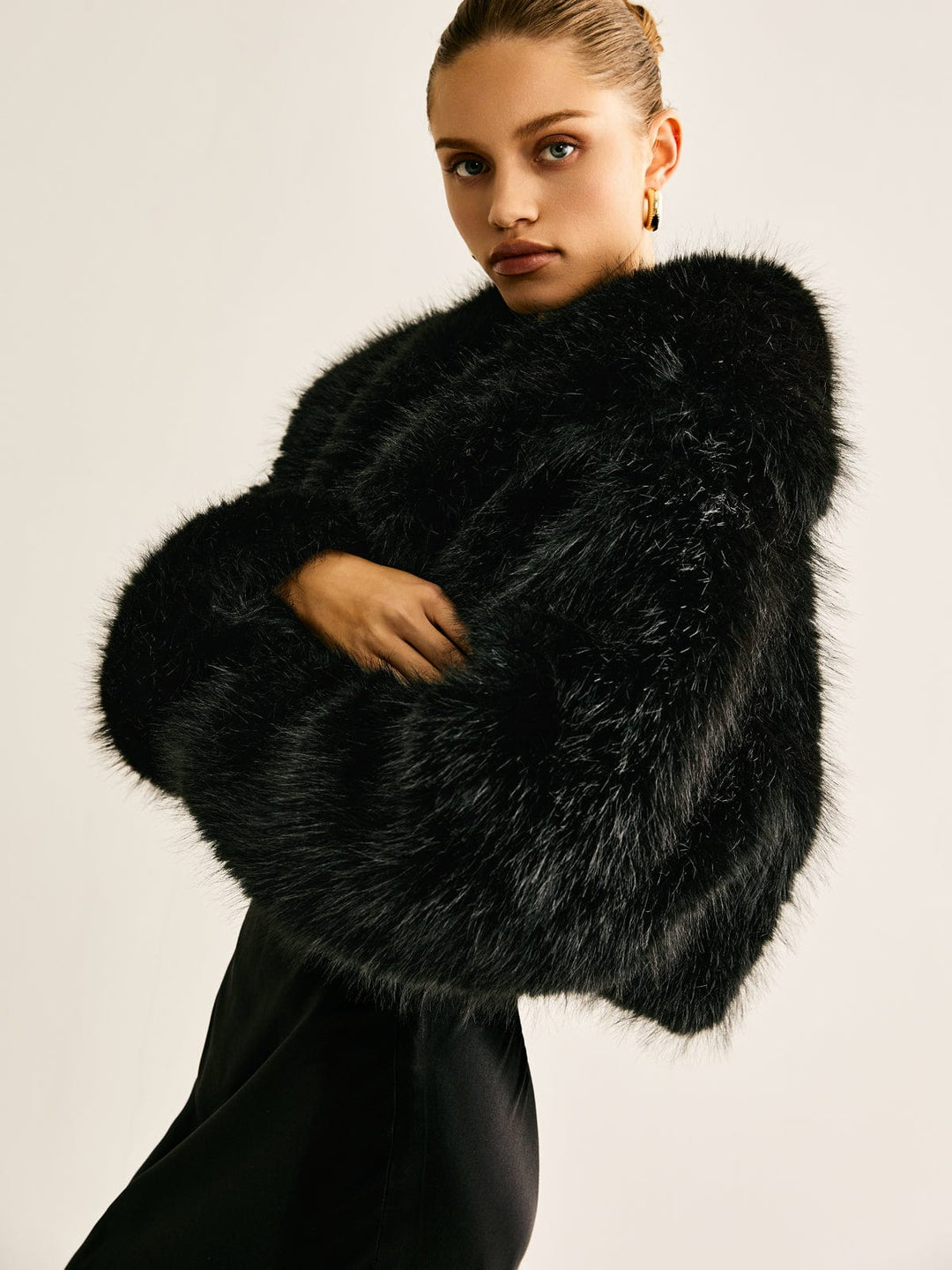 Manteau Court en Fausse Fourrure Élégant – Parfait pour les Fêtes