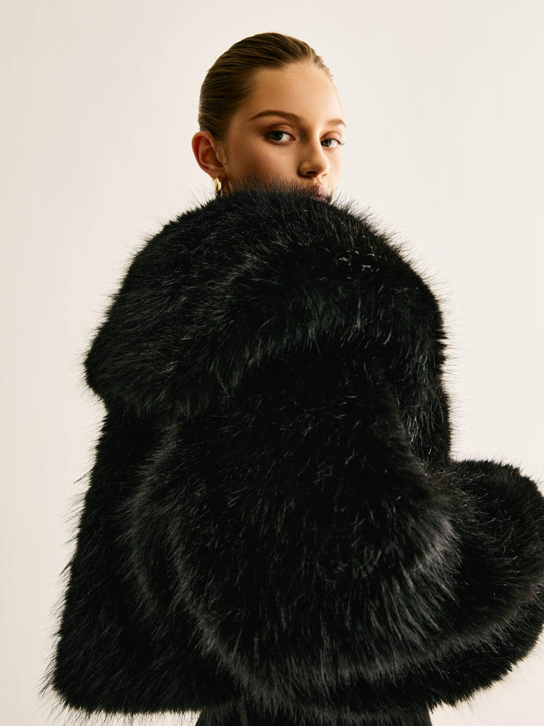 Manteau Court en Fausse Fourrure Élégant – Parfait pour les Fêtes