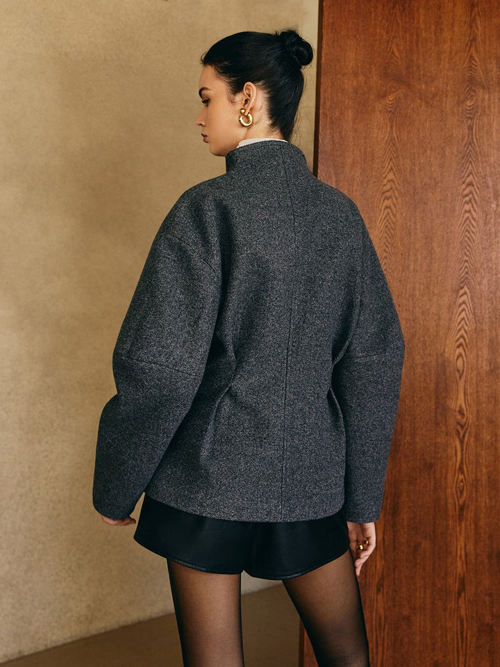 Veste épurée sans ceinture.
