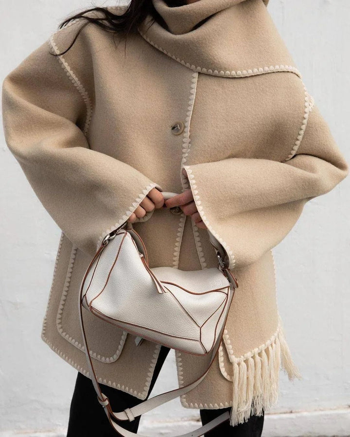 Manteau avec écharpe à franges.
