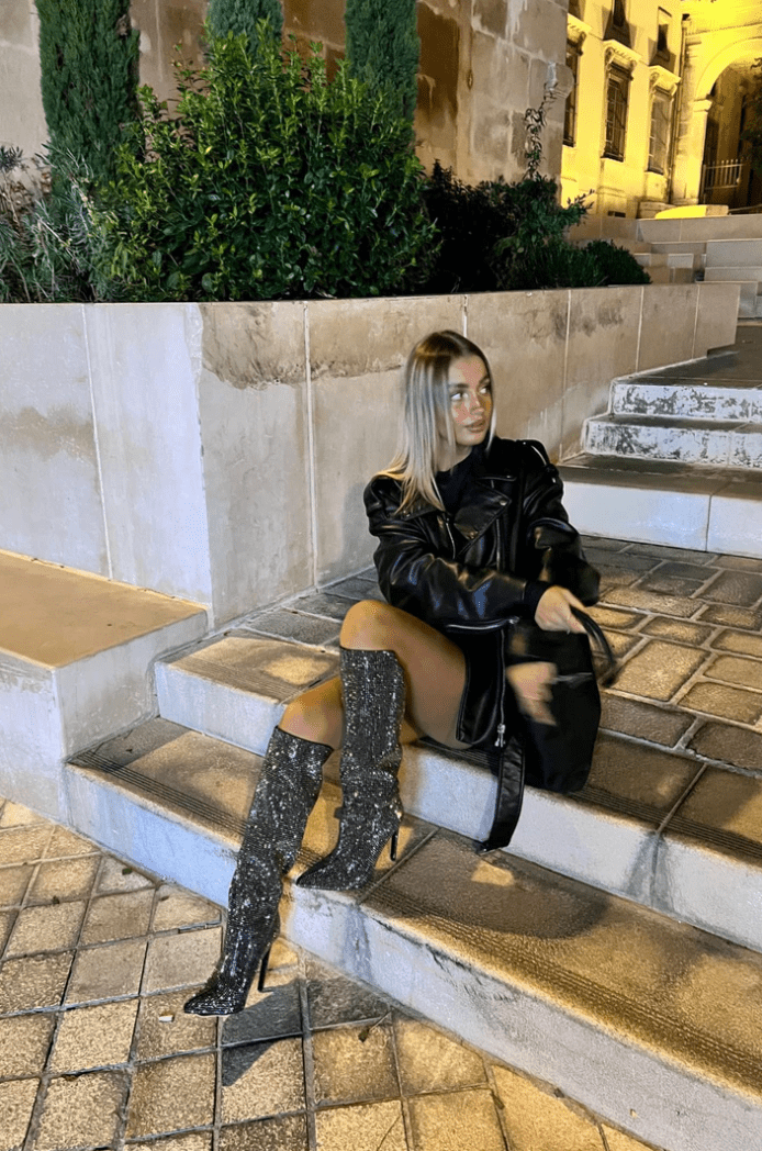 Des bottes à talons brillants