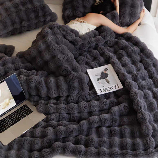 Super comfortable fur blanket - luxurious warmth | Cozy Home