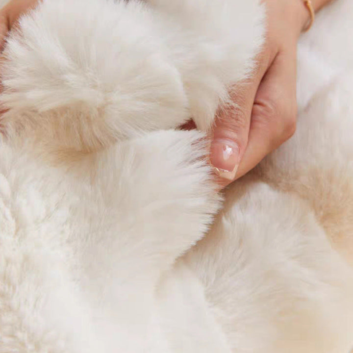 Super comfortable fur blanket - luxurious warmth | Cozy Home