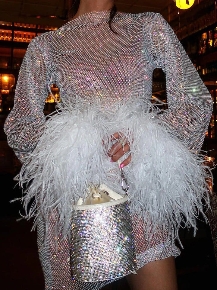 Robe courte en plumes avec volants.