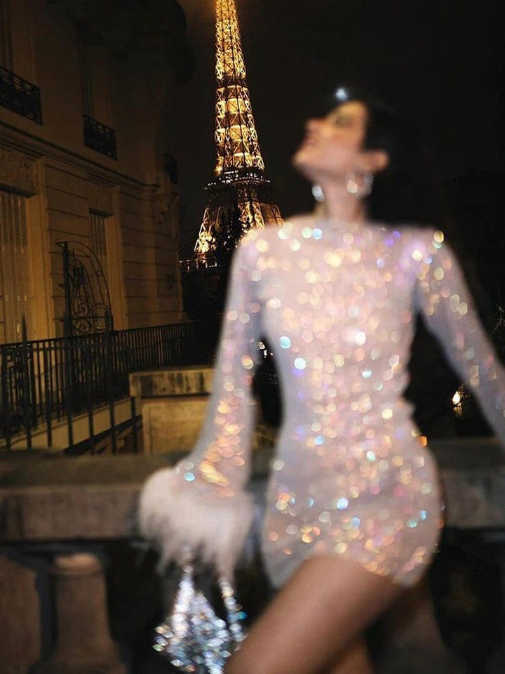 Robe courte en plumes avec volants.