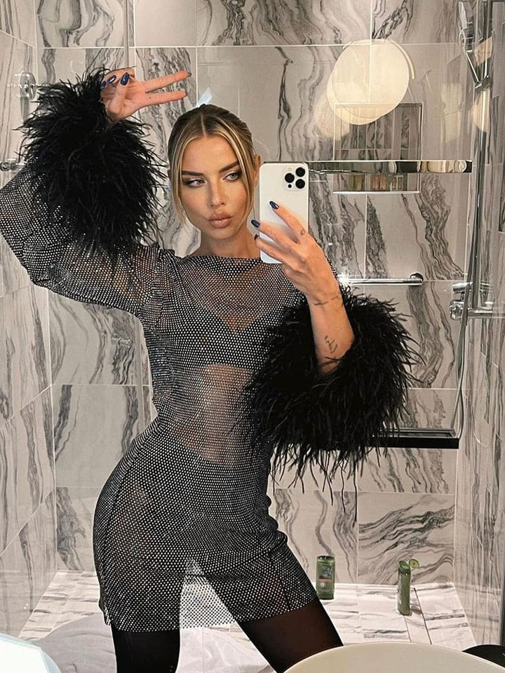 Robe courte en plumes avec volants.