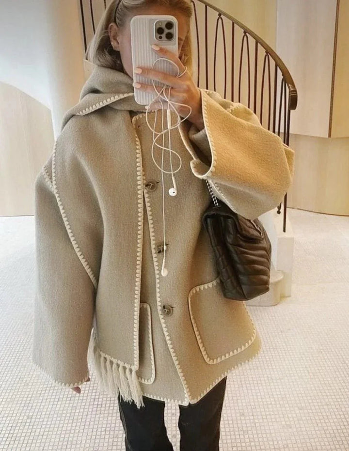 Manteau avec écharpe à franges.