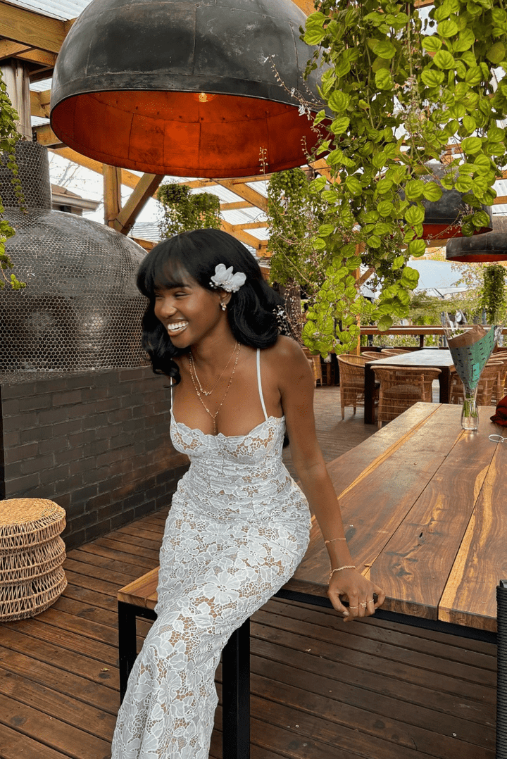 Robe Longue en Dentelle Madelyn – Élégance et Raffinement
