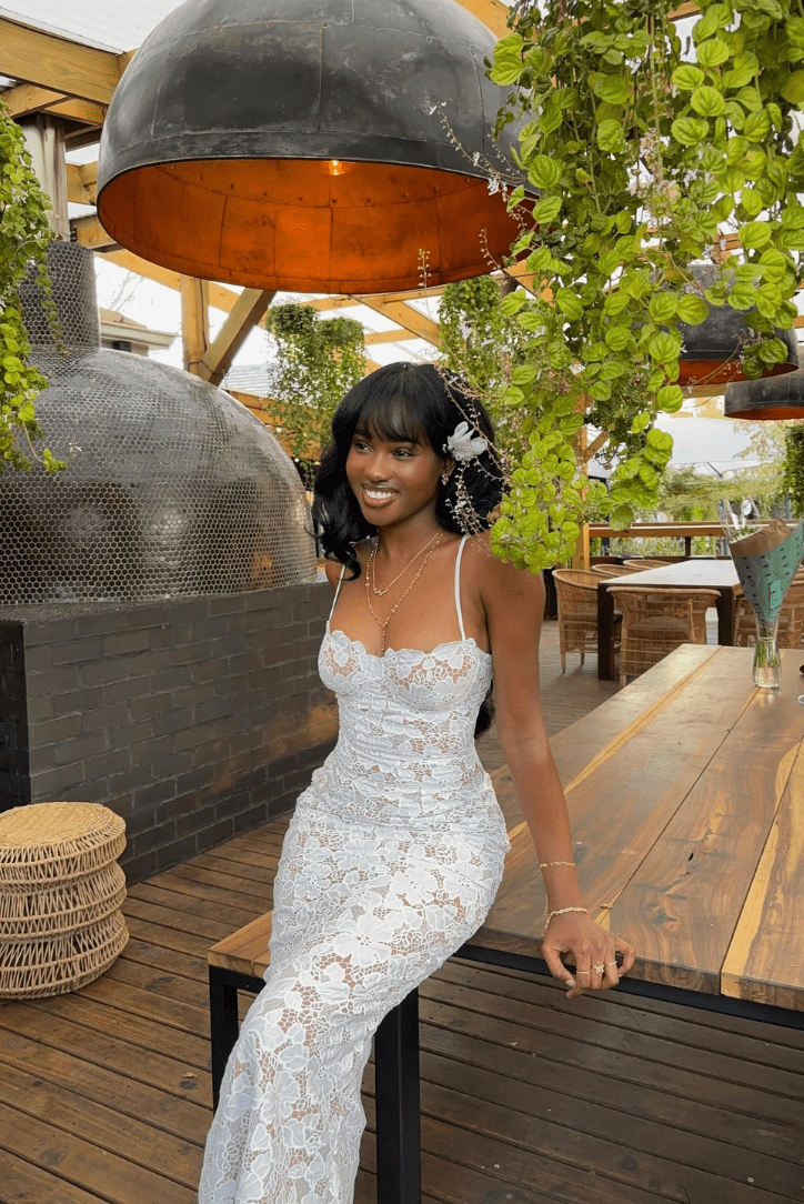 Robe Longue en Dentelle Madelyn – Élégance et Raffinement