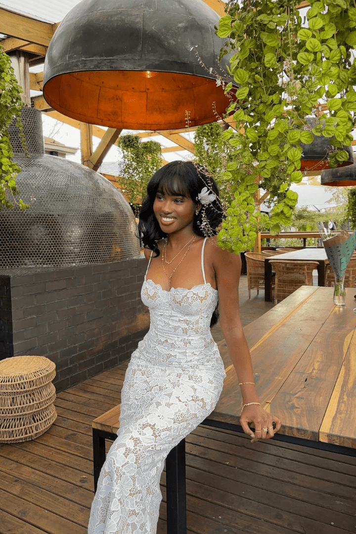 Robe Longue en Dentelle Madelyn – Élégance et Raffinement