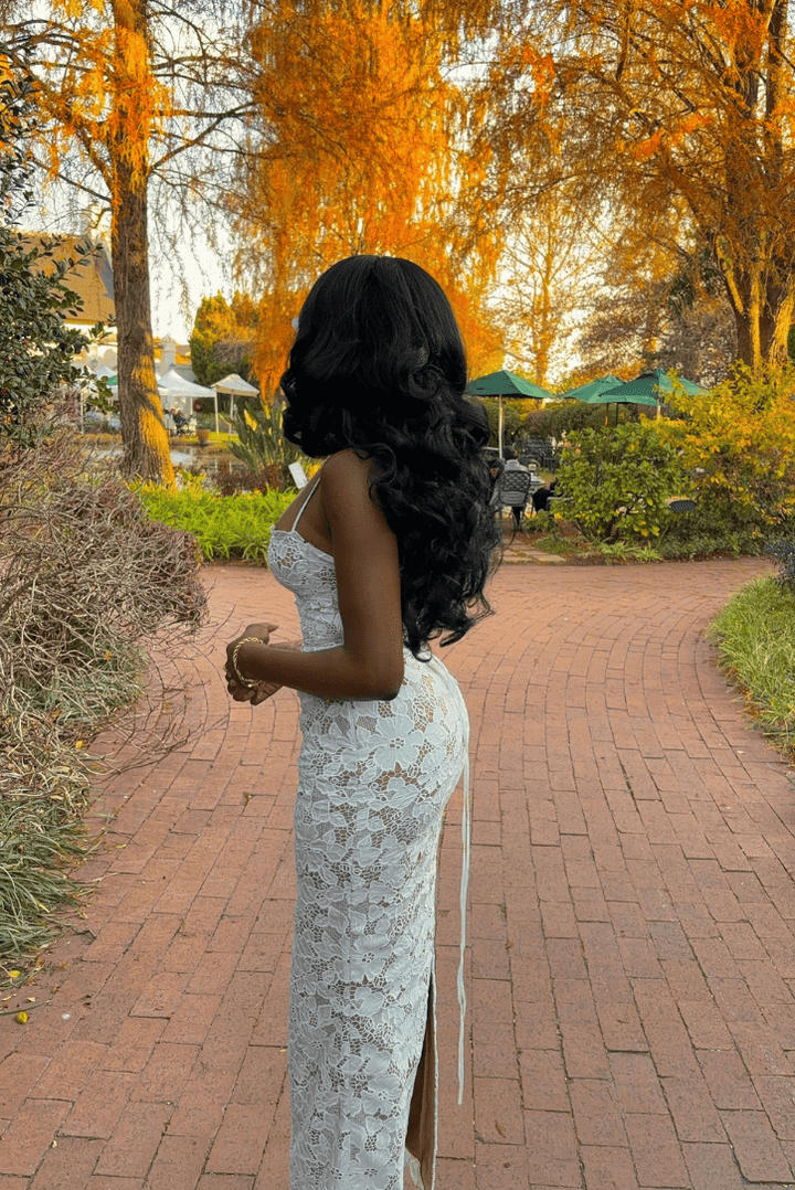 Robe Longue en Dentelle Madelyn – Élégance et Raffinement
