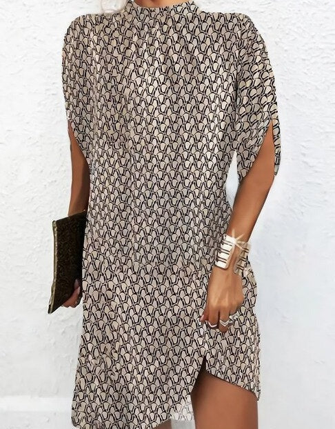 Robe Courte Fleurie Élégante – Manches Ouvertes – Col Montant – Tissu Fluide et Léger