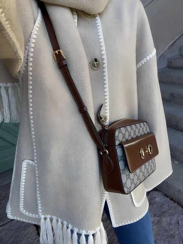 Manteau avec écharpe à franges.