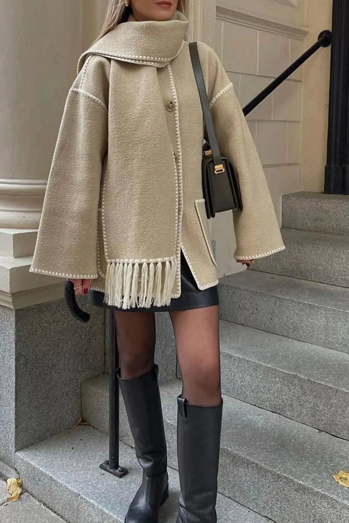 Manteau avec écharpe à franges.
