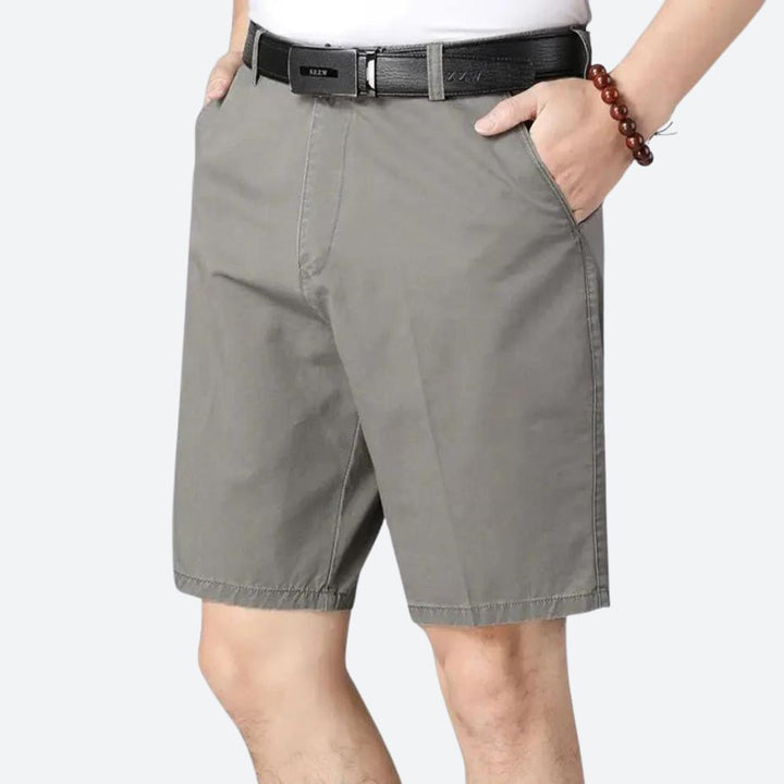 Elegante kurze Chinohose für Herren mit Seitentaschen – ideal für einen lässig-schicken Look