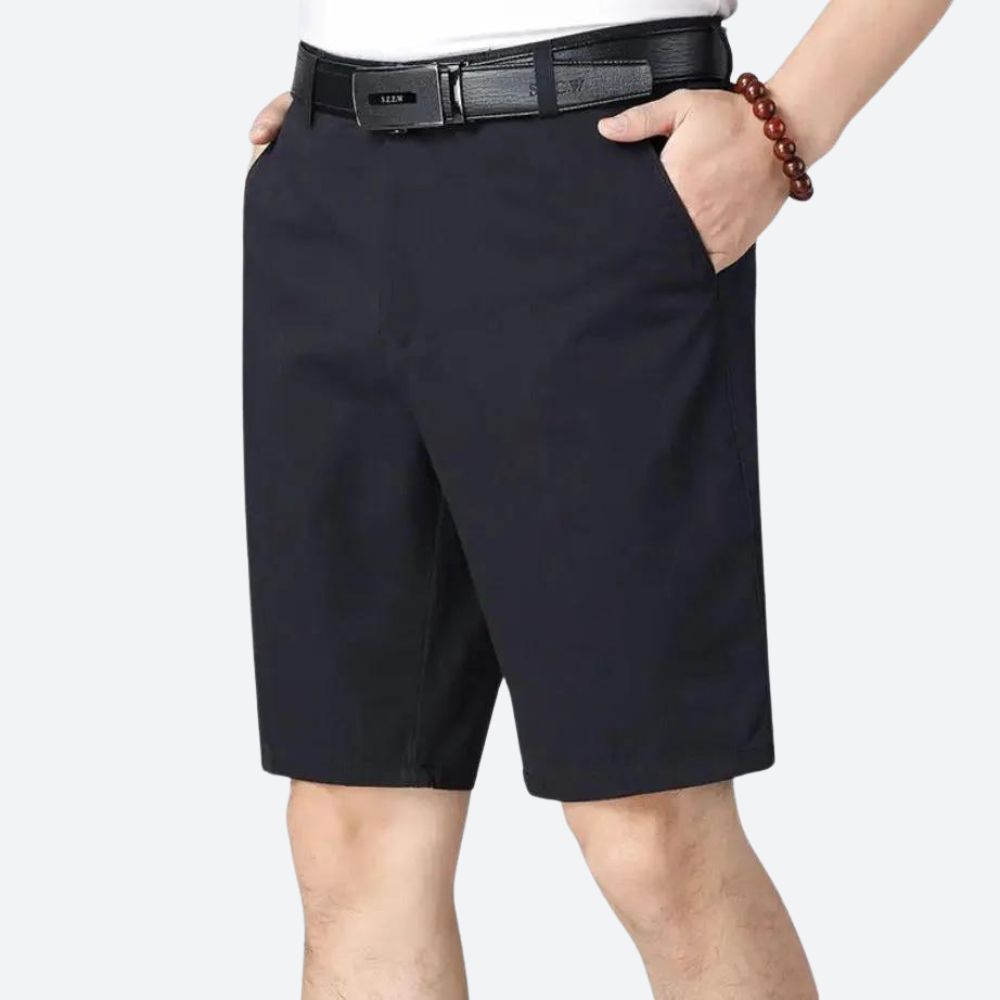 Elegante kurze Chinohose für Herren mit Seitentaschen – ideal für einen lässig-schicken Look