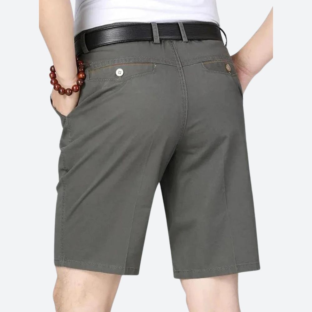 Elegante kurze Chinohose für Herren mit Seitentaschen – ideal für einen lässig-schicken Look