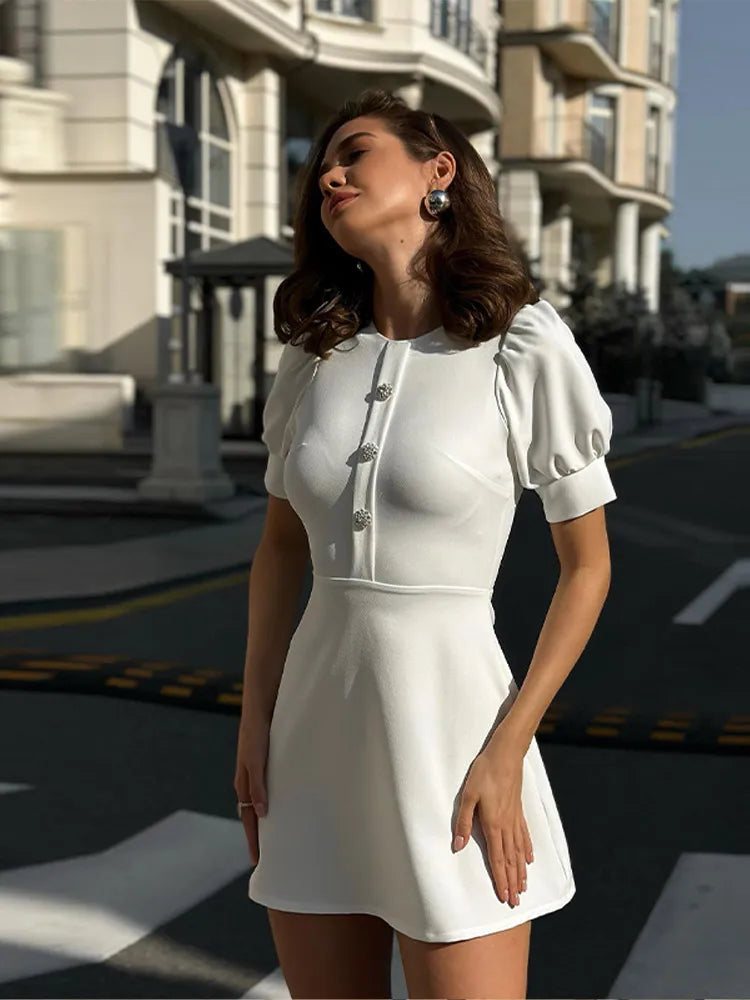 Robe Courte Blanche Femme – Élégante avec Col Claudine et Boutons Bijoux