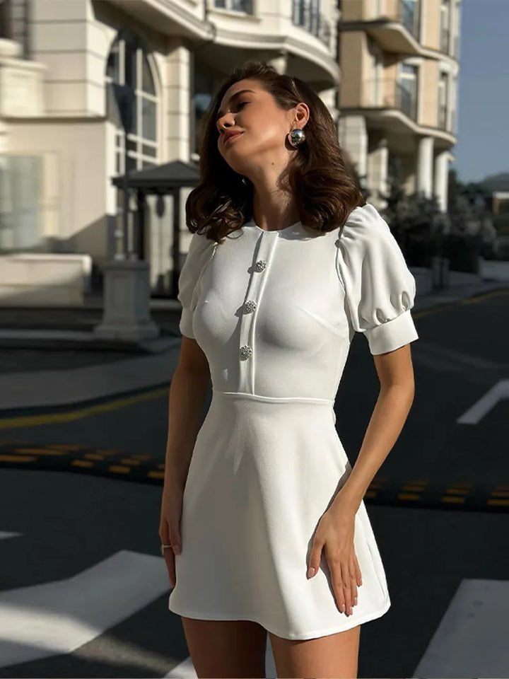 Robe Courte Blanche Femme – Élégante avec Col Claudine et Boutons Bijoux