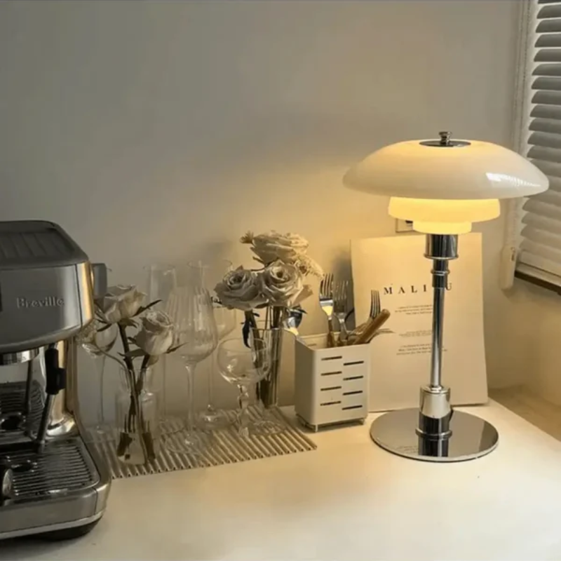 Nowoczesna lampa stołowa z miękkim oświetleniem nastrojowym - idealna do dekoracji wnętrz i tworzenia atmosfery