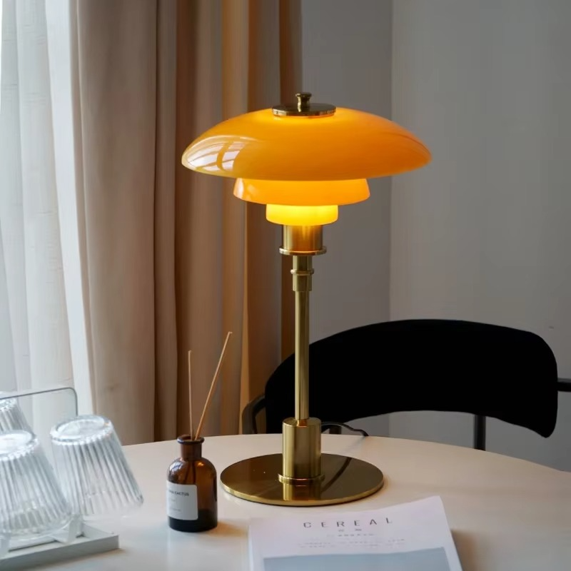 Nowoczesna lampa stołowa z miękkim oświetleniem nastrojowym - idealna do dekoracji wnętrz i tworzenia atmosfery