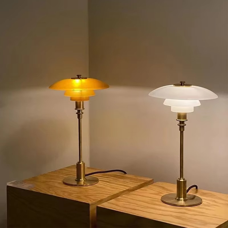 Nowoczesna lampa stołowa z miękkim oświetleniem nastrojowym - idealna do dekoracji wnętrz i tworzenia atmosfery