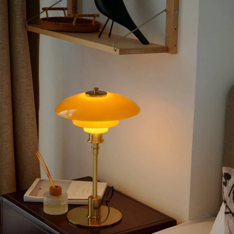 Nowoczesna lampa stołowa z miękkim oświetleniem nastrojowym - idealna do dekoracji wnętrz i tworzenia atmosfery