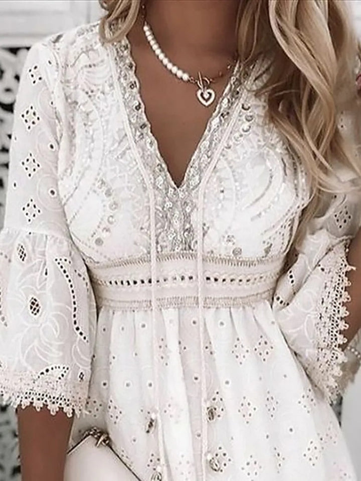 Robe Courte Bohème Brodée – Manches 3/4 Évasées & Décolleté en V – Détails Dentelle Romantique