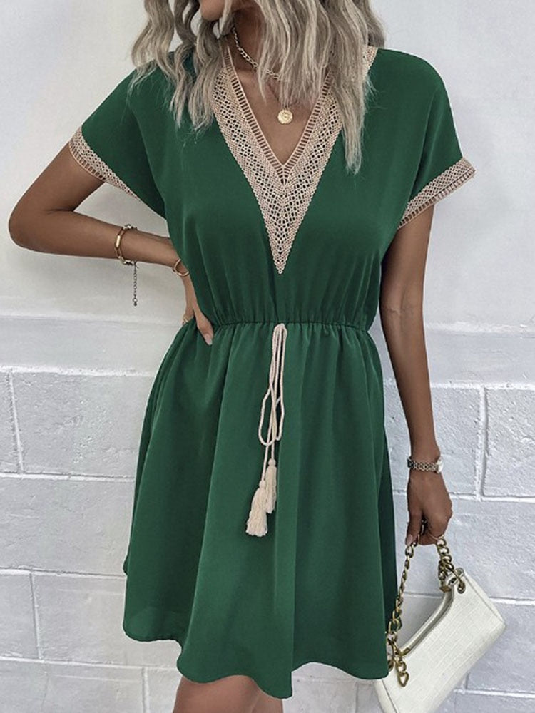 Robe Courte Bohème Femme – Décolleté V & Taille Cordon – Détails Dentelle Élégants
