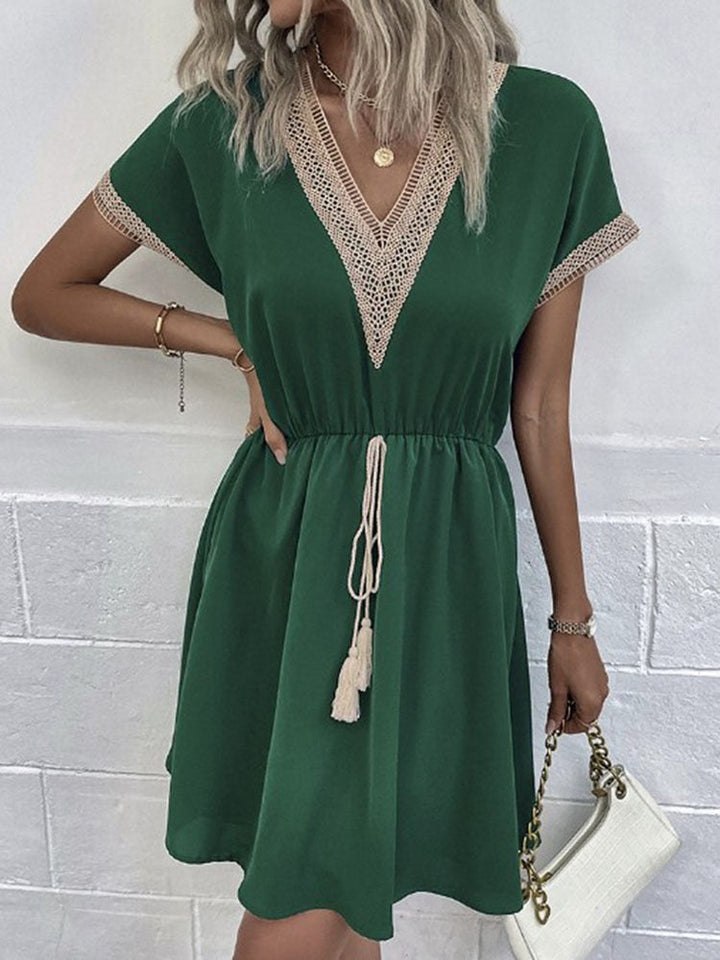 Robe Courte Bohème Femme – Décolleté V & Taille Cordon – Détails Dentelle Élégants