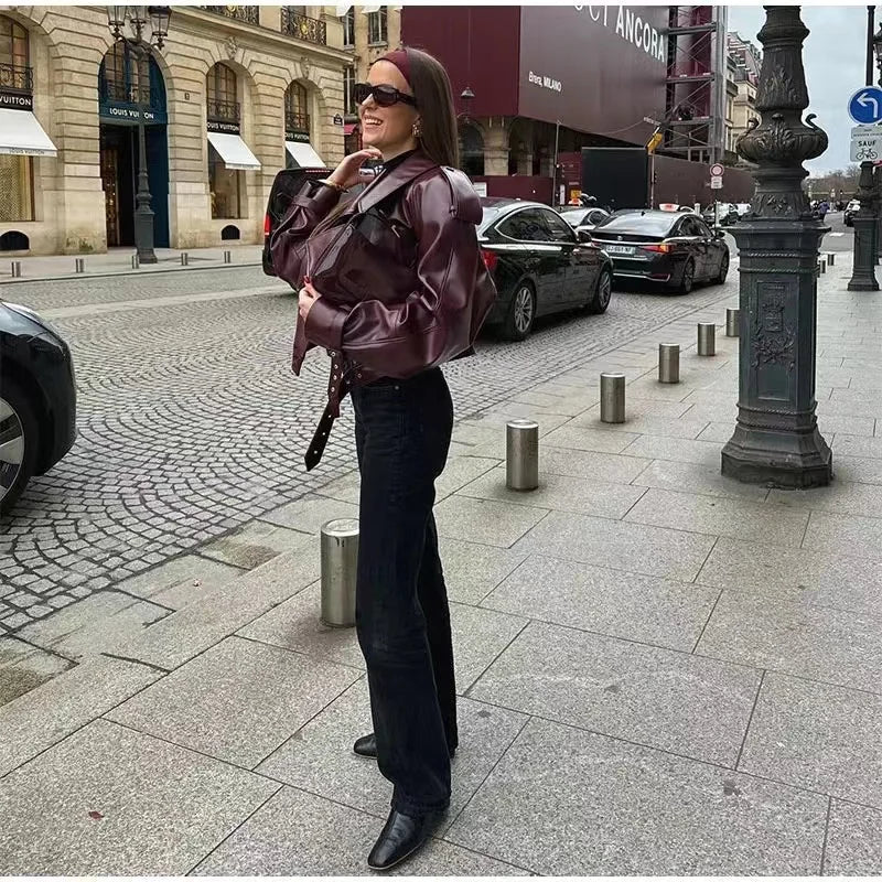 Sabine – Veste en cuir oversize bordeaux, stylée et audacieus