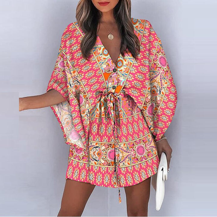 Vestito corto bohémien chic con stampa etnica con maniche a pipistrello e cintura regolabile
